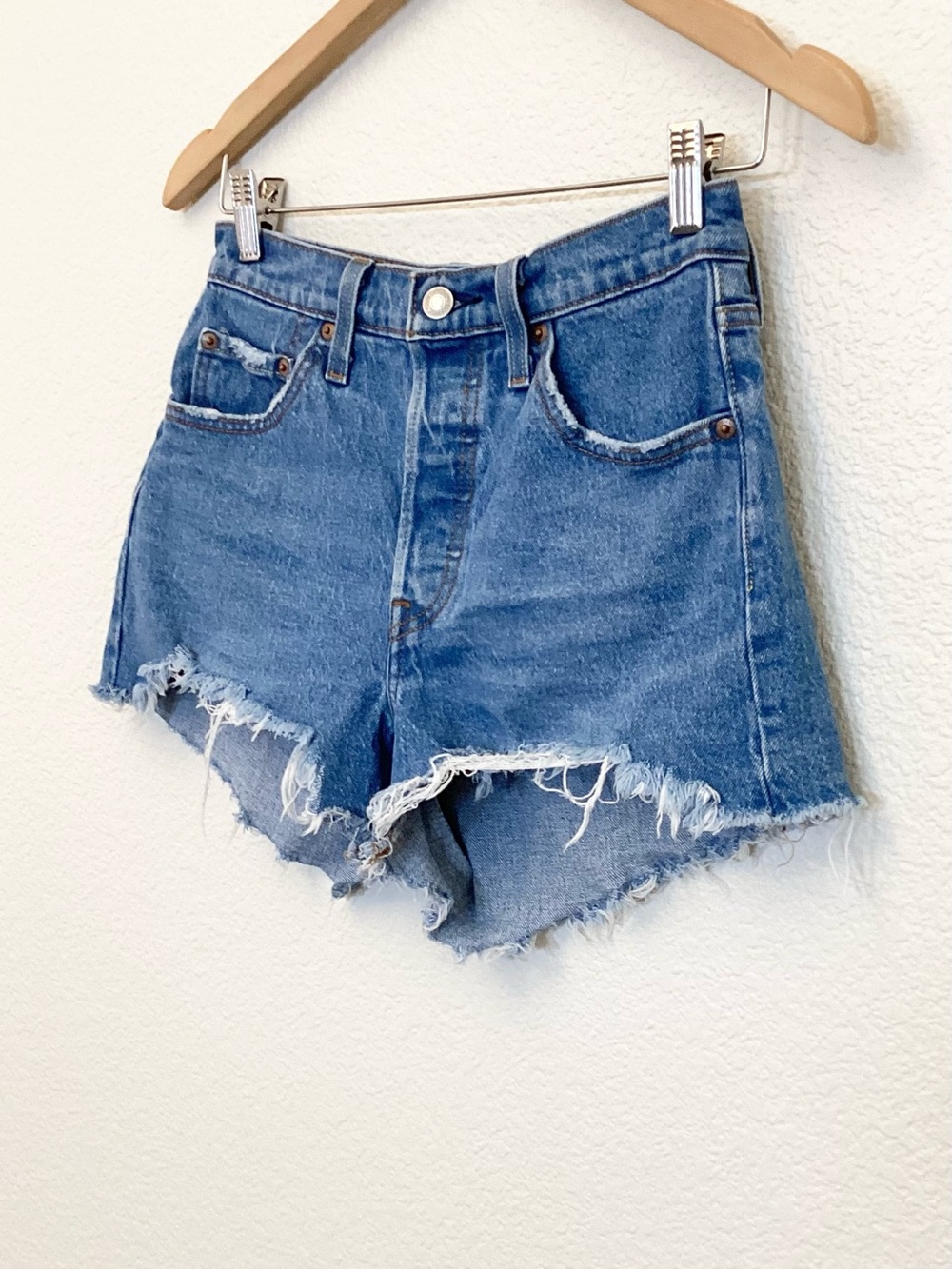 Levi’s 501 W25 (US 0/1) Denim Women’s Shorts High Rise Distressed 56327-0251 - Picture 5 of 14